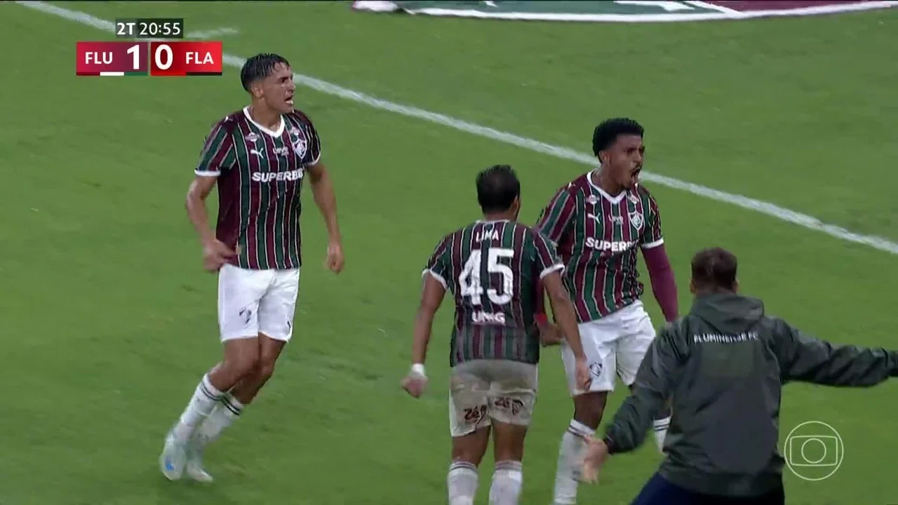 Melhor jogo do Fluminense — torcida e elenco do Fluminense em campo