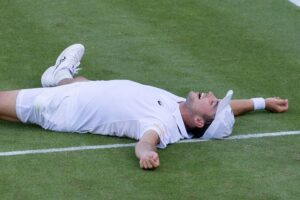Fery celebra oitavas em Wimbledon em momento de comemoração