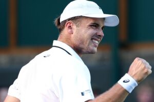 Fery comemorando a virada de Fery em Wimbledon