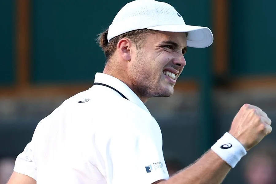 Fery comemorando a virada de Fery em Wimbledon