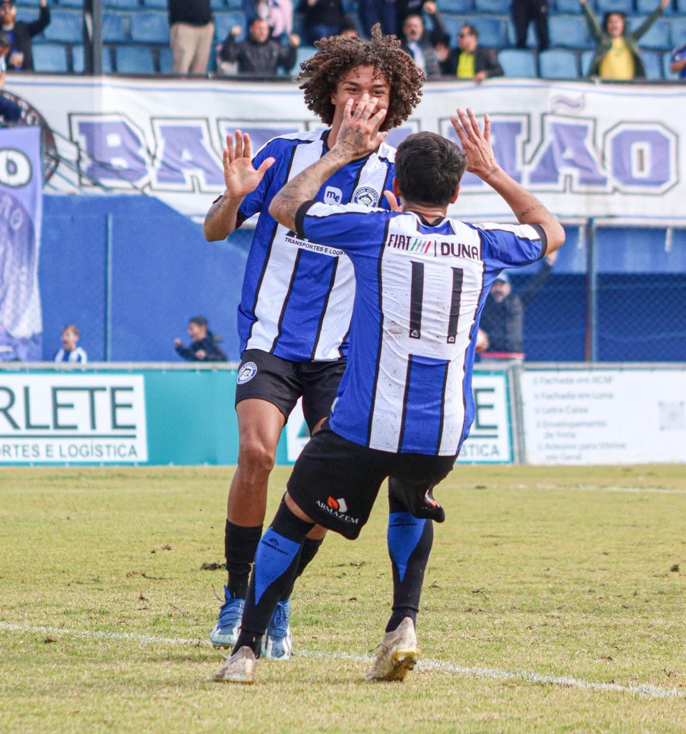 Tubarão vence Nação - Franklin comemora o gol