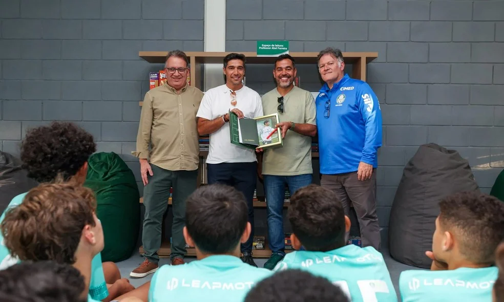 Abel Ferreira no espaço de leitura do CT da base do Palmeiras