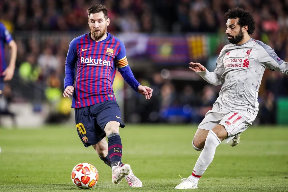 Messi e Salah em confrontos Barcelona x Liverpool — Messi e Salah