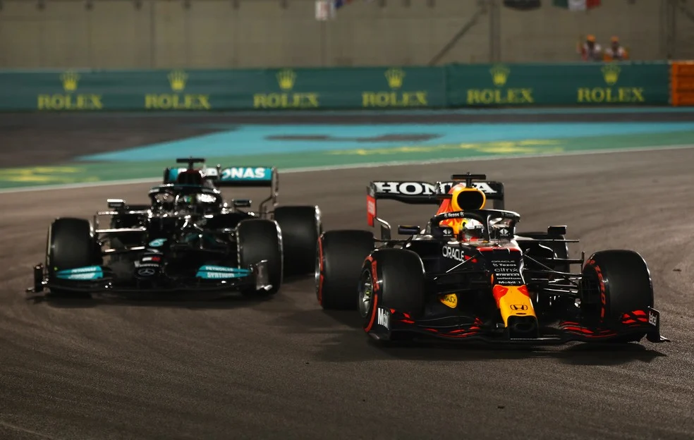 Max Verstappen ultrapassa Hamilton em Abu Dhabi 2021 — safety car F1