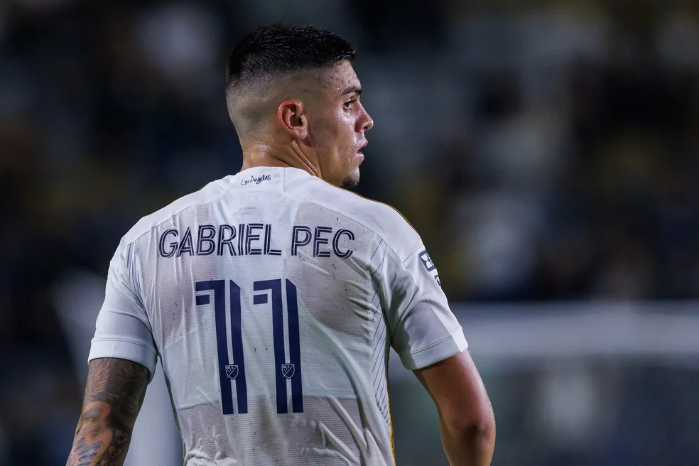 Gabriel Pec em ação pelo LA Galaxy