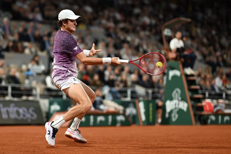 João Fonseca Wimbledon em ação na grama