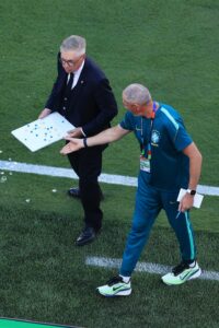 Ancelotti com prancheta e tecnologias na Seleção