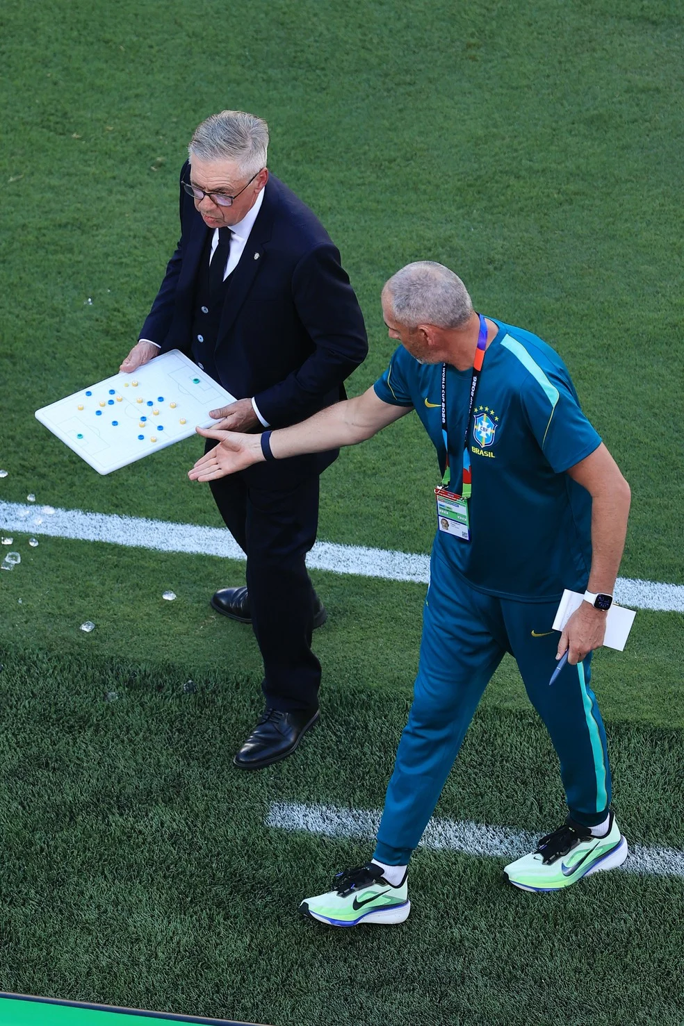 Ancelotti com prancheta e tecnologias na Seleção