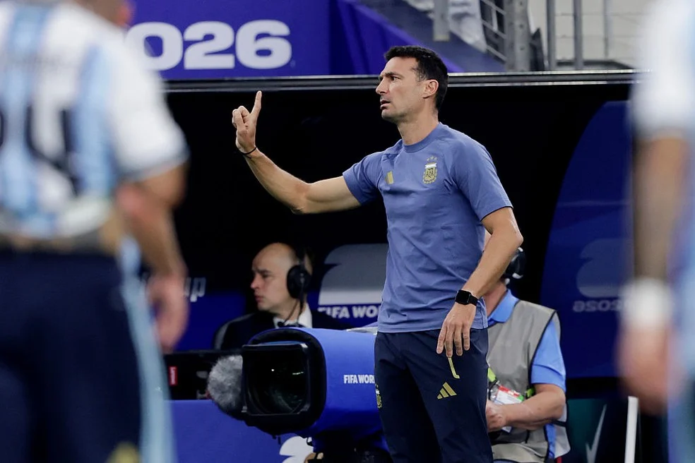 Lionel Scaloni em partida: contexto sobre Carlo Ancelotti como referência