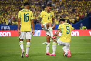 Bruno Guimarães comemora com Matheus Cunha — Bruno Guimarães