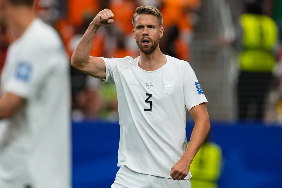 Ajer em ação diante da Costa do Marfim — Noruega x Brasil