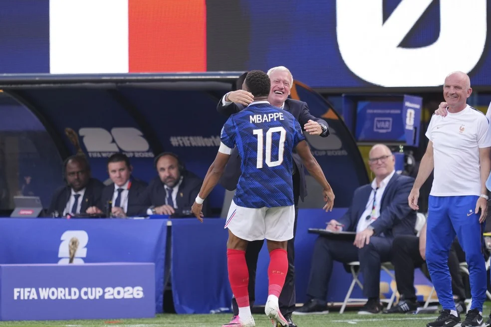 Deschamps exalta França: Mbappé abraça o técnico após o primeiro gol