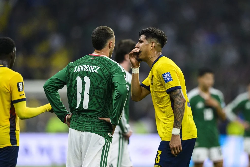 Hincapié cobre a boca durante discussão — Lei Vini Jr