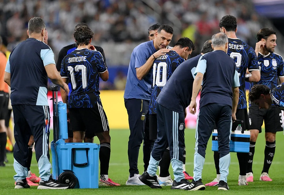 Scaloni conversa com Messi: jogadores extenuados em destaque