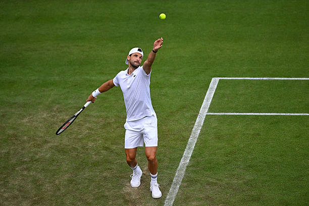 Grigor Dimitrov durante a volta a Wimbledon em quadra de grama