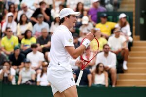João Fonseca avança em Wimbledon — saque do jogador