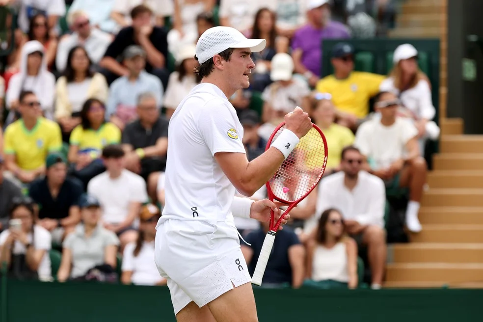 João Fonseca avança em Wimbledon — saque do jogador