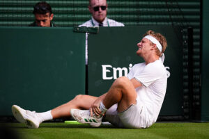 Davidovich se defende durante partida em Wimbledon