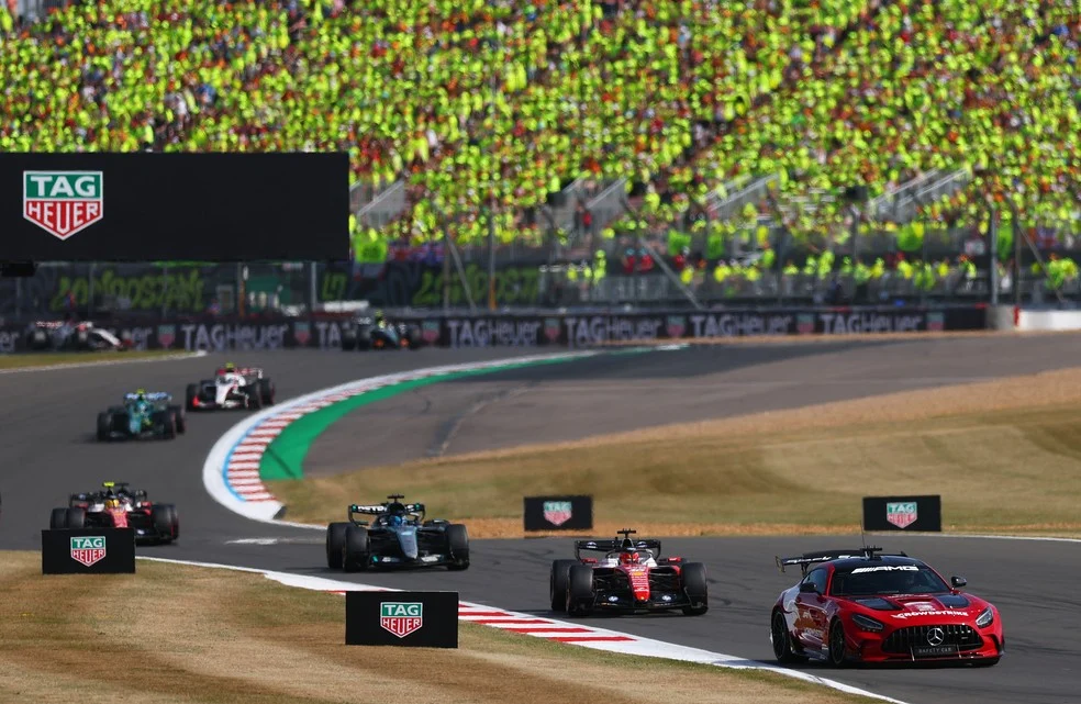 Safety car lidera o pelotão no fim do GP da Grã-Bretanha — safety car