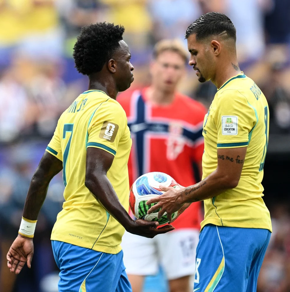 Vini Jr entrega a bola para Bruno Guimarães — Romário desabafa