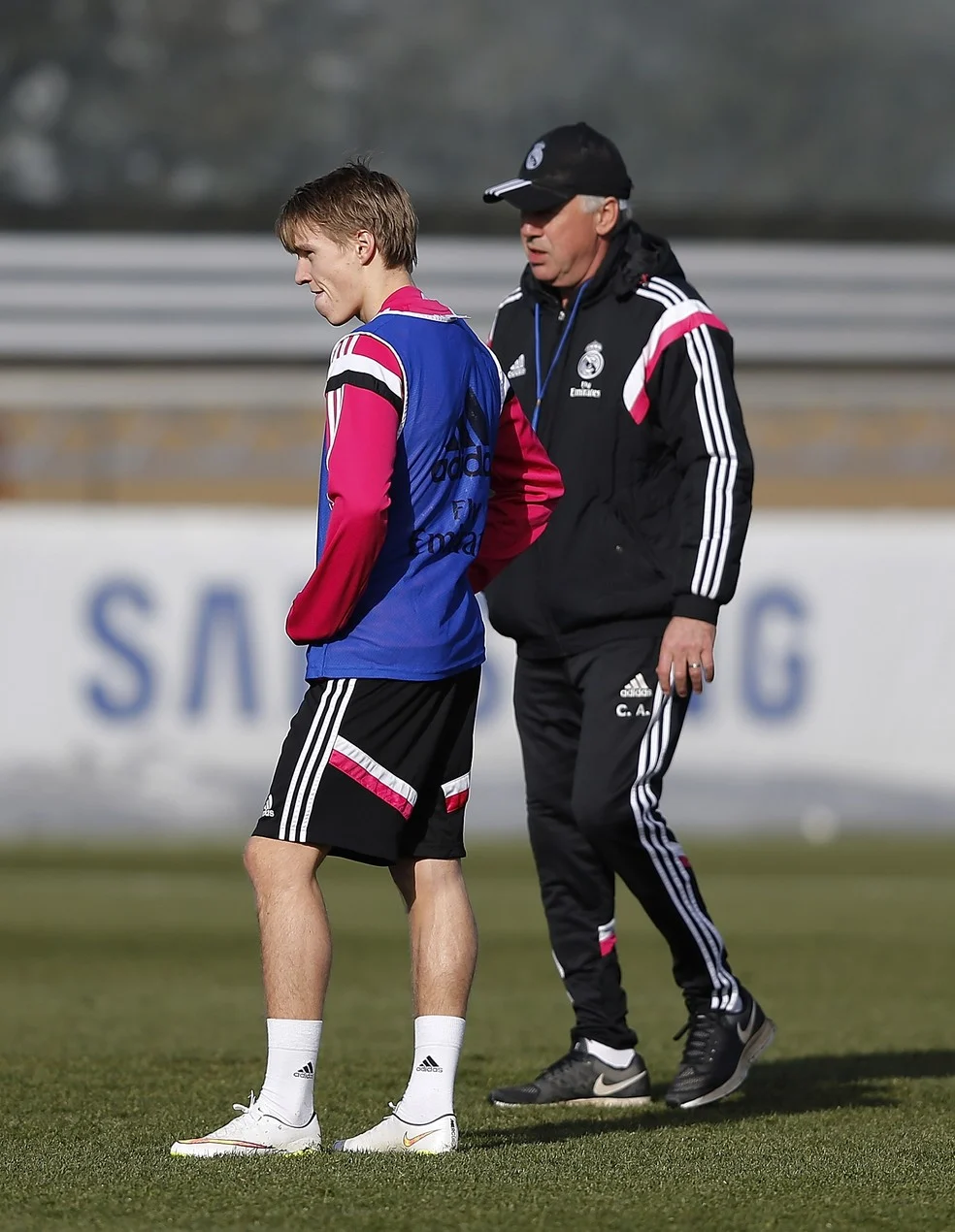 Martin Odegaard com Ancelotti no Real Madrid