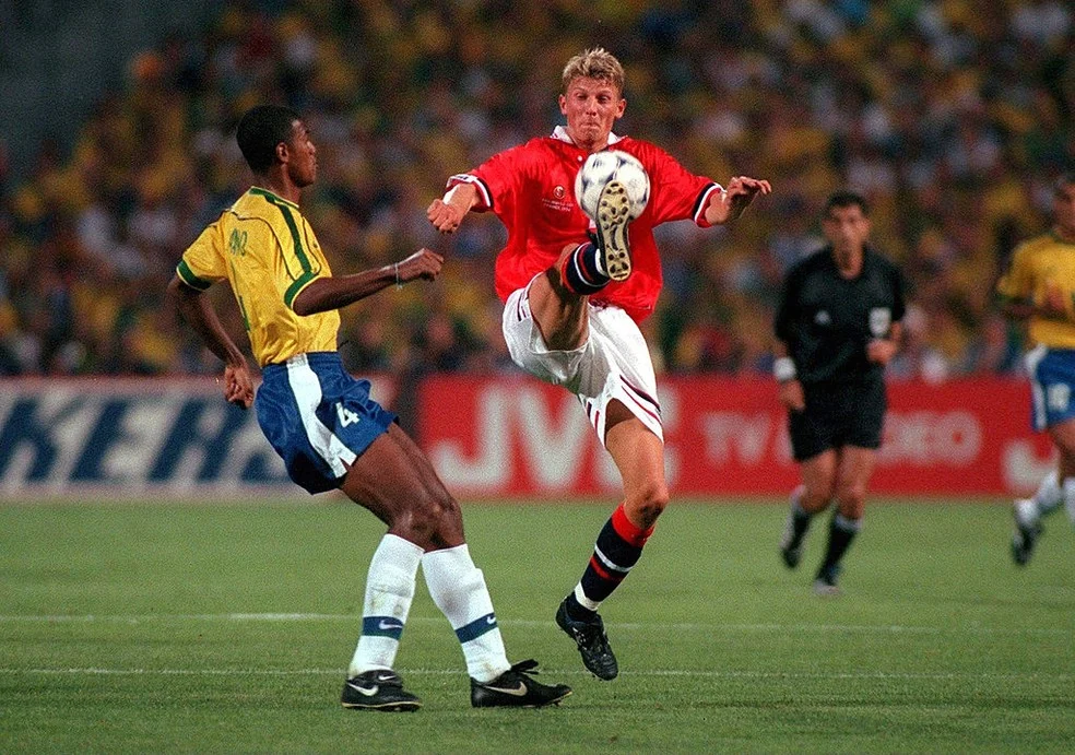Júnior Baiano e Tore André Flo em lance associado a VAR analógico