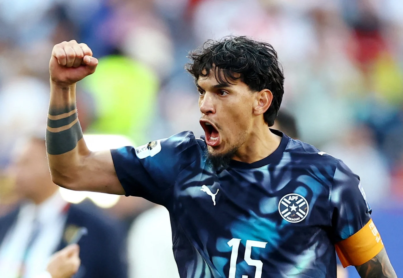 Gustavo Gómez com a camisa da Seleção do Paraguai