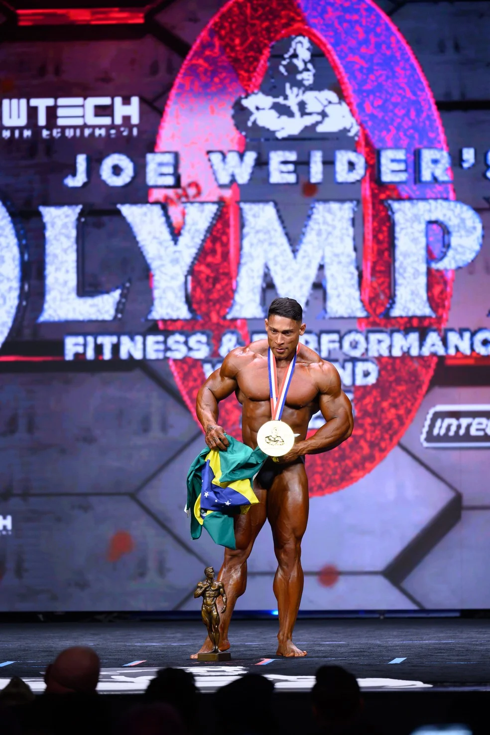 Ramon Dino no palco do Mr. Olympia — Classic Physique