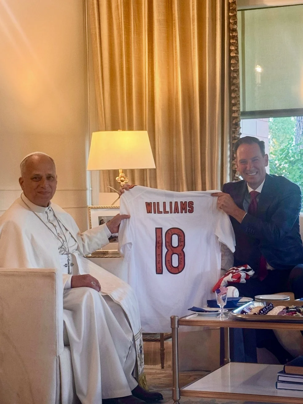 Papa Leão XIV com camisa do Chicago Bears autografada