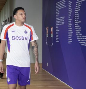 Viery para a Fiorentina — zagueiro em apresentação