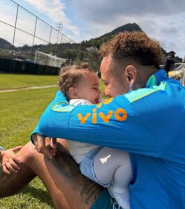 Neymar celebra Aniversário de Mel