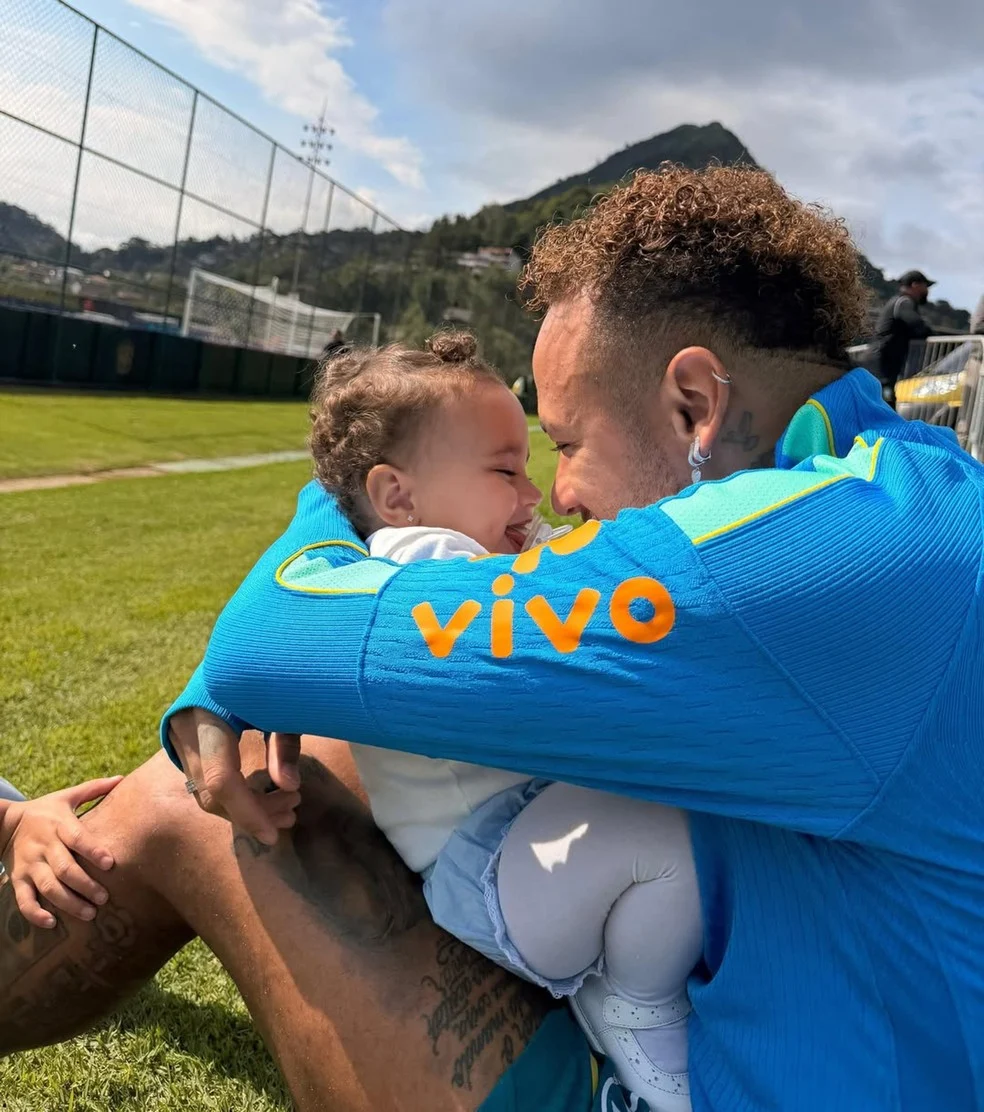 Neymar celebra Aniversário de Mel