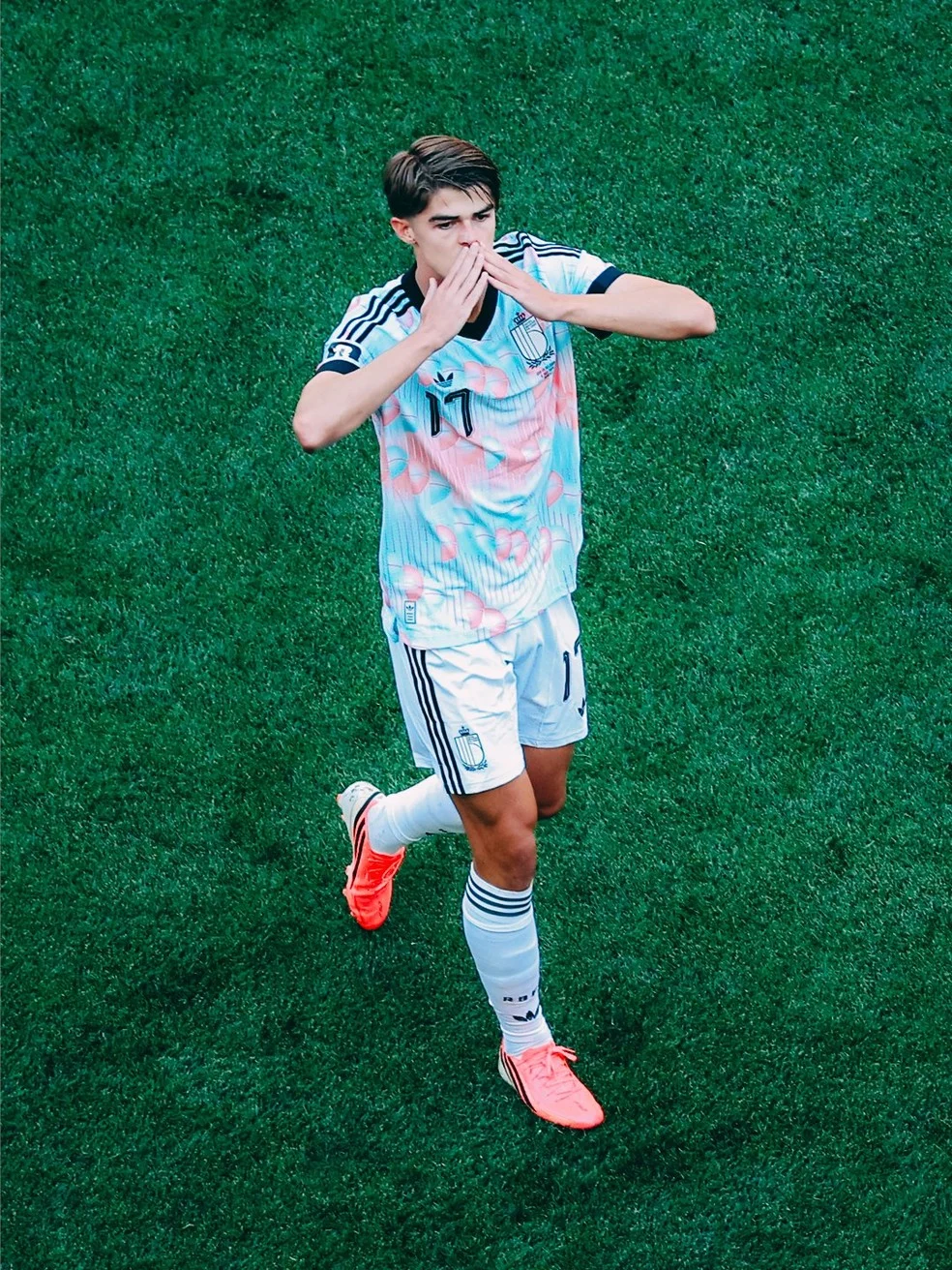 Charles De Ketelaere comemora gol — Cartola da Copa