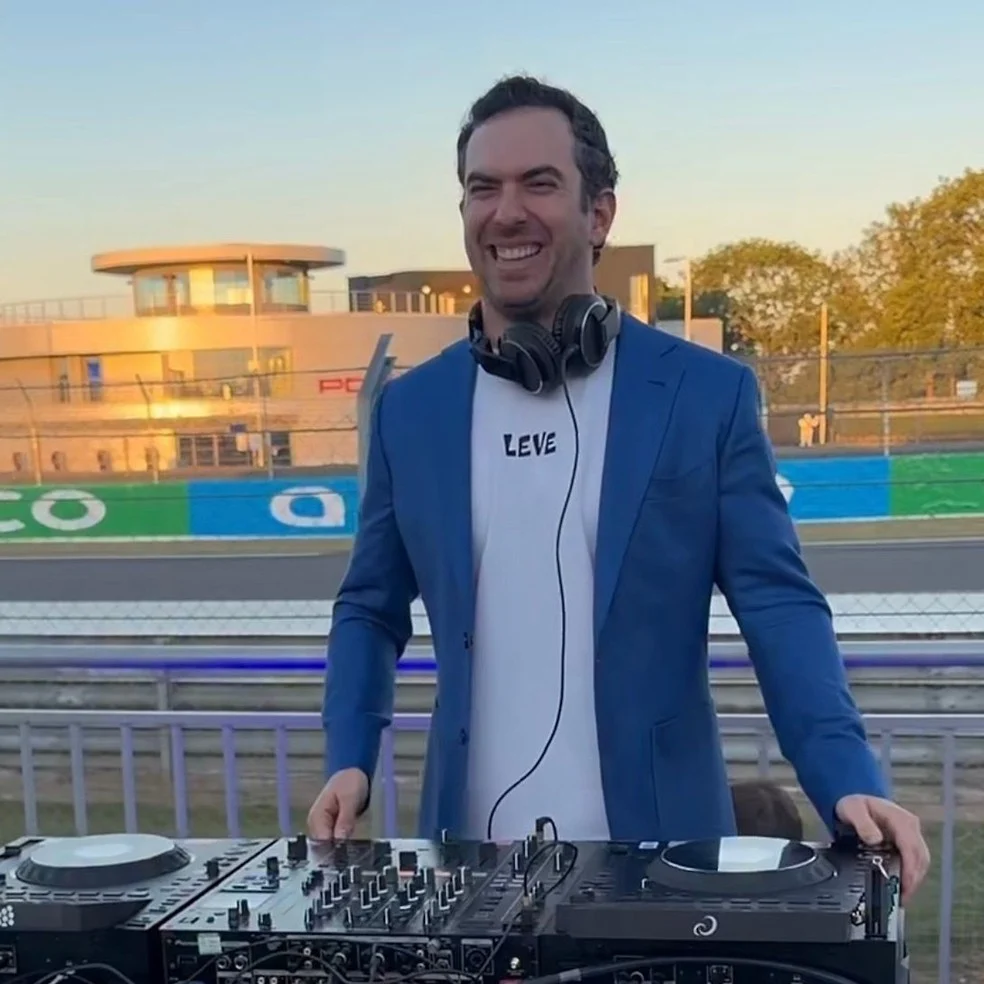 Nicholas Latifi em Silverstone como DJ