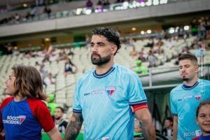Emanuel Brítez em duelo pelo Fortaleza