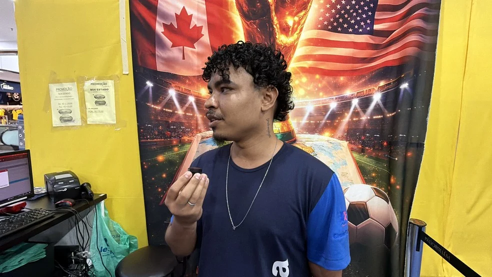 Cássio Magno em ponto de troca de figurinhas — acompanhar o Brasil