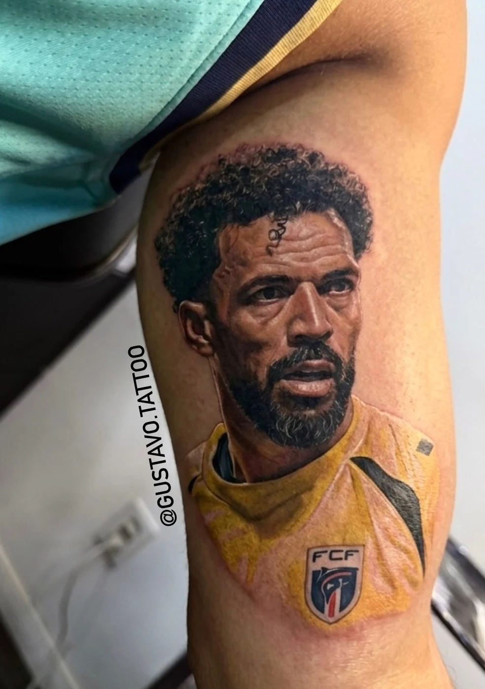 Torcedor com tatuagem Vozinha no braço