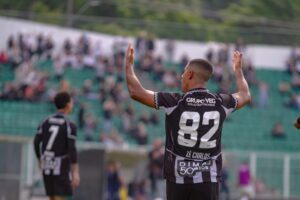 Zé Carlos comemora a sequência invicta do Figueirense