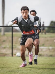 Enzo volta a ser titular e retorna aos treinos