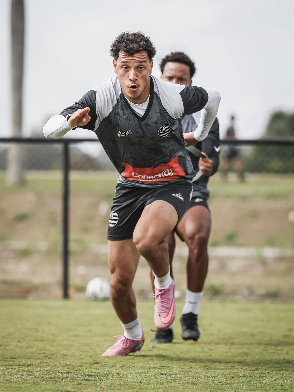 Enzo volta a ser titular e retorna aos treinos
