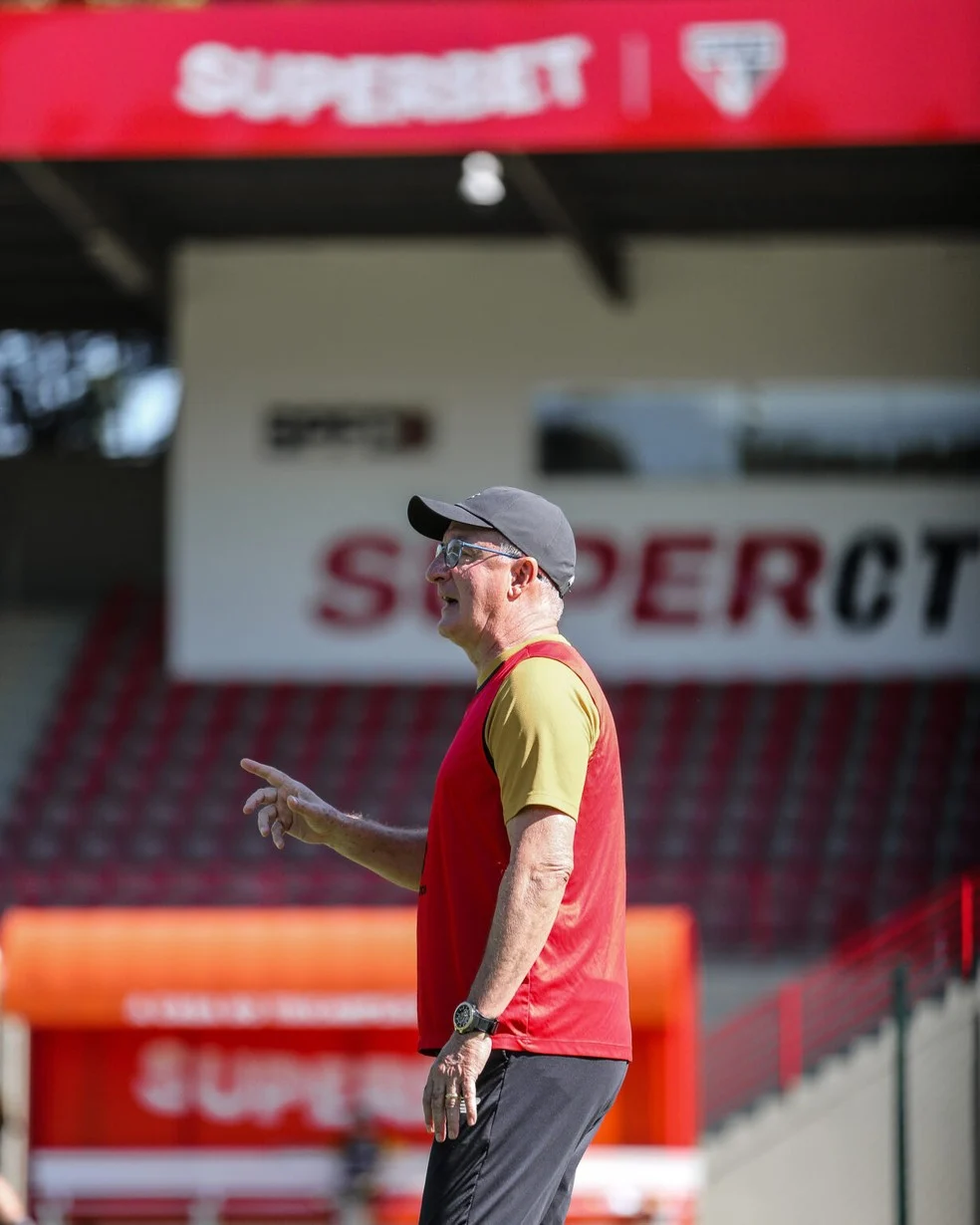 Dorival Júnior no treino do São Paulo antes do jogo-treino com Bragantino