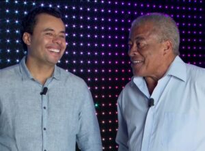 Jair Ventura com Jairzinho — imagem do treinador ao lado do pai