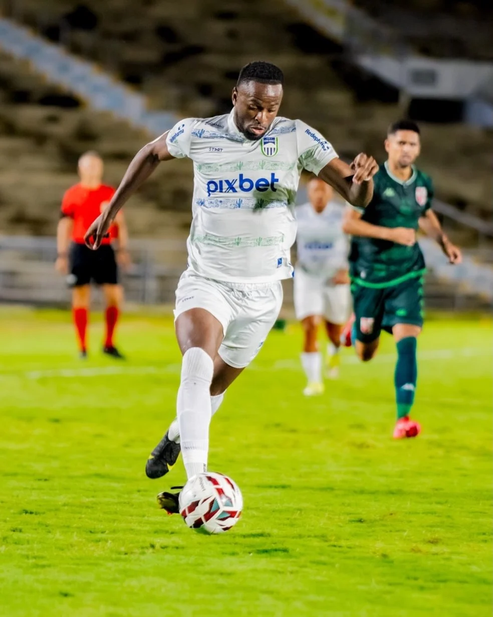 Jefferson Victor com a camisa do Serra Branca