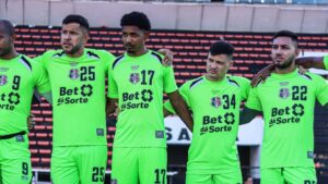 Jogadores do Santa Cruz em treino — salários atrasados