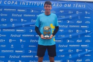Lucas Moscatto segurando o troféu da Copa Icaro Curitiba