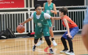Jovens jogadores no National Cup NBA Basketball School em Poços de Caldas