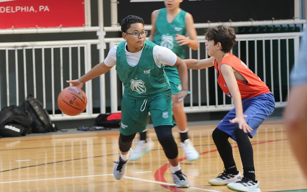 Jovens jogadores no National Cup NBA Basketball School em Poços de Caldas