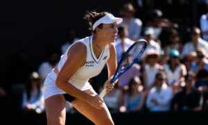 Noskova em Wimbledon em ação na quadra