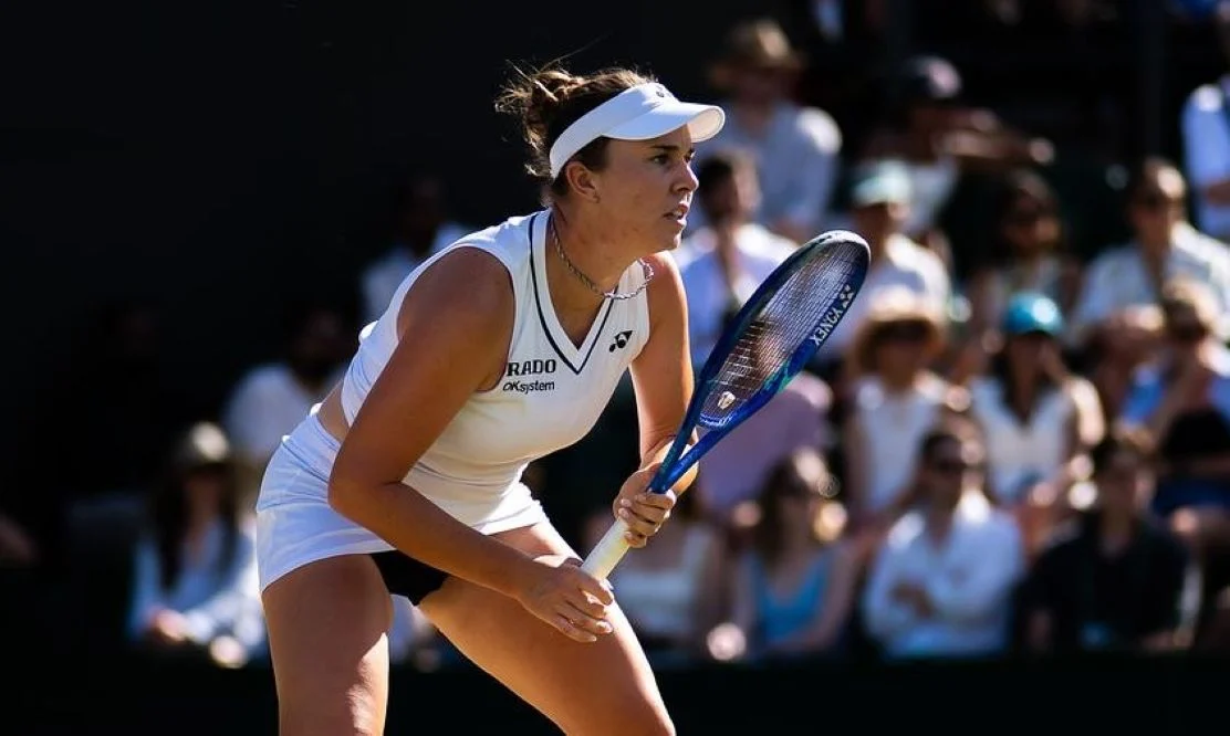 Noskova em Wimbledon em ação na quadra
