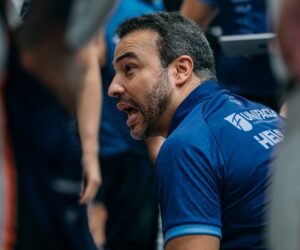 Pablo Costa com a camisa da Unifacisa — Unifacisa renova contrato